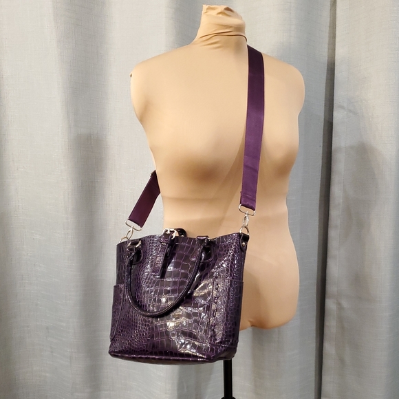 EUC David Jones vegan patent leather (vinyl) handbag in purple - Picture 4 of 16
